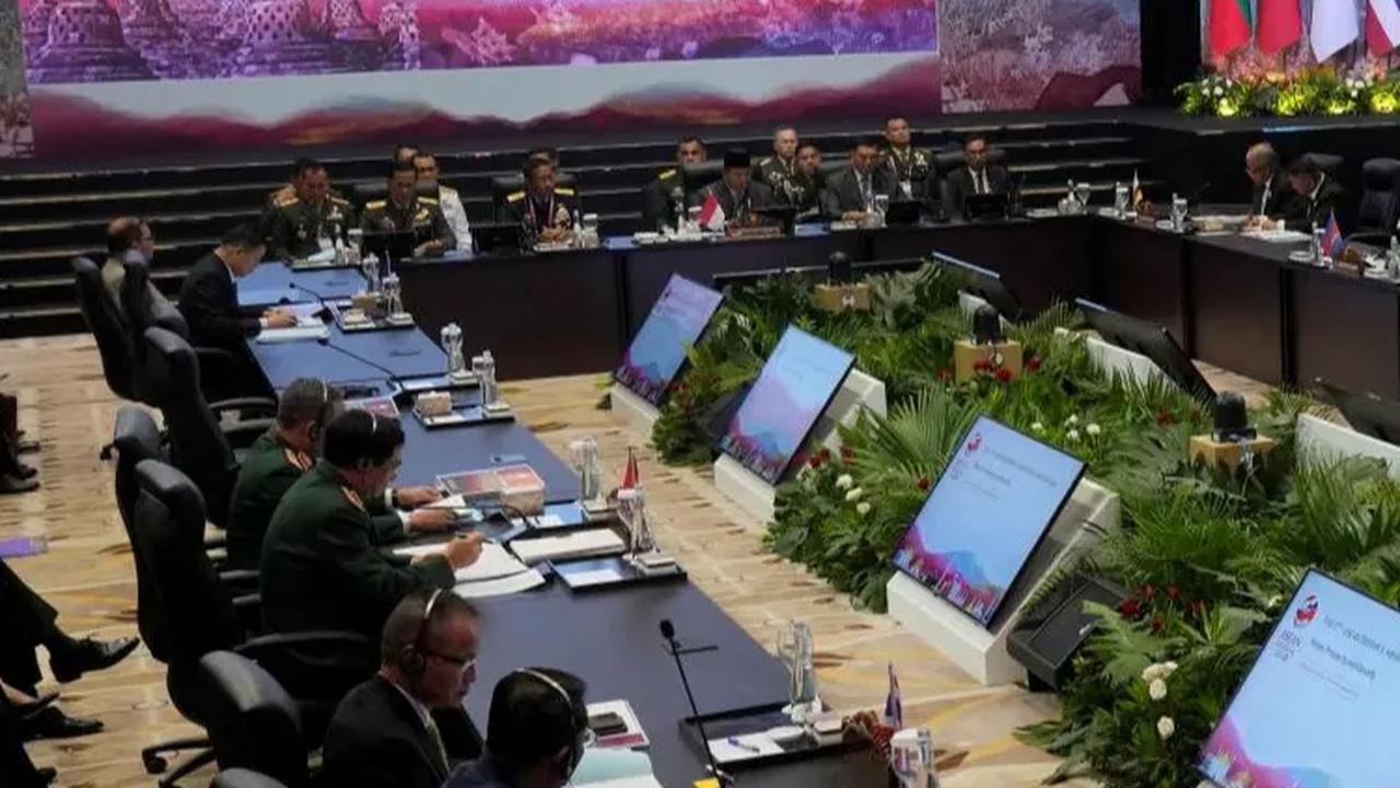 Prabowo menyebut, ADMM sangat berperan penting untuk membangun kerja sama bidang pertahanan antarnegara anggota ASEAN melalui dialog dan pertukaran gagasan.<br>
