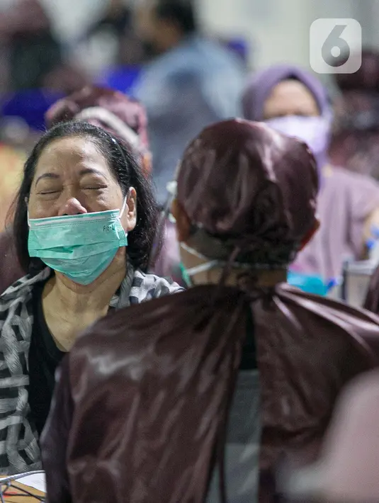 Petugas kesehatan memberikan suntikan vaksin COVID-19 kepada warga lansia di Balai Besar Pelatihan Kesehatan (BBPK) Jakarta Kampus Hang Jebat, Jakarta Selatan, Selasa (23/3/2021). Tersedia 1.000 kuota perhari bagi lansia yang berdomisili di dalam dan luar DKI Jakarta. (Liputan6.com/Faizal Fanani)