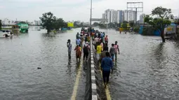 Departemen Meteorologi India (IMD) mengatakan badai siklon yang hebat dengan kecepatan angin hingga 100 km/jam (62mph), mencapai pantai negara bagian Andhra Pradesh dekat Kota Bapatla, tak lama setelah tengah hari pada hari Selasa, dikutip dari Al Jazeera. (AP Photo)