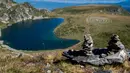 Anggota gerakan keagamaan internasional White Brotherhood menari di puncak Gunung Rila, Bulgaria, Senin (19/8/2019). White Brotherhood dilarang selama komunisme dan masih dianggap sebagai sekte oleh Gereja Ortodoks Kristen di negara itu. (NIKOLAY DOYCHINOV/AFP)