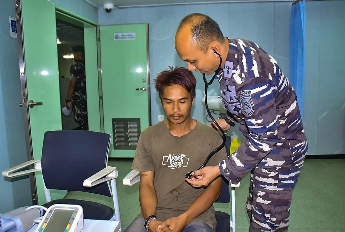 KRI Wahidin Sudirohusodo Layani Ratusan Warga Papua di Dermaga Wanam