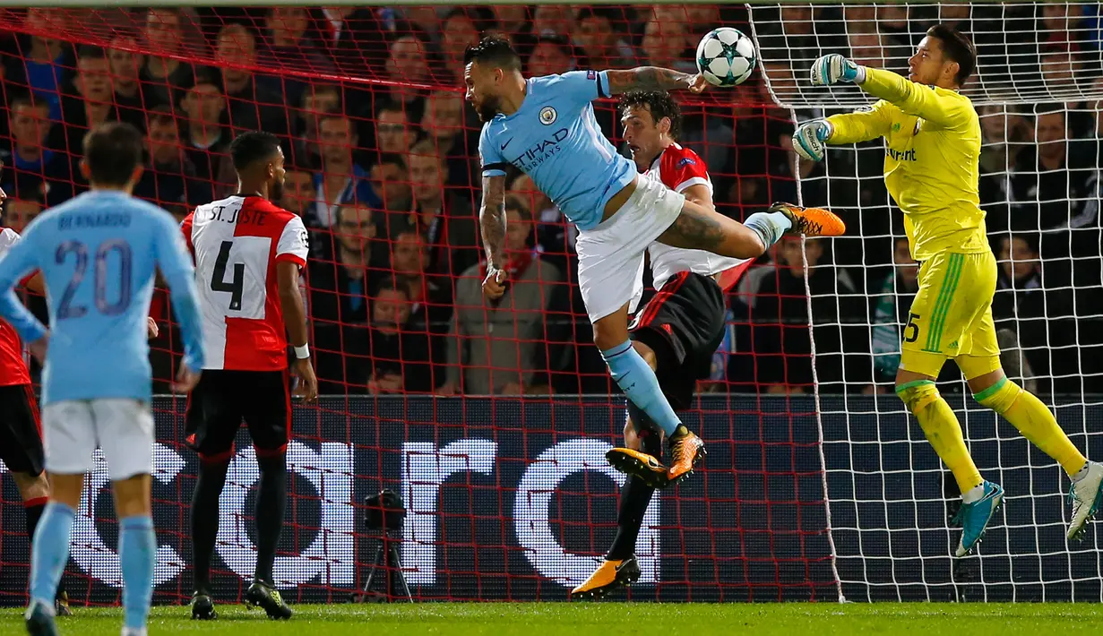 Kiper Feyenoord, Bradley Jones berusaha menghalau tendangan pemain Manchester City, Nicolas Otamendi dalam laga perdana babak penyisihan Grup F Liga Champions di De Kuip, Rabu (13/9). Manchester City menaklukkan Feyenoord 4-0 (AP Photo/Peter Dejong)