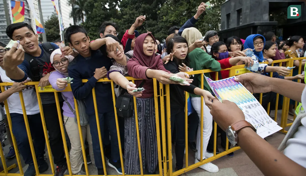 Antusiasme warga saat pembelian tiket untuk masuk ke area Festival Asian Games 2018 pada hari Sabtu (1/9/2018) di kawasan Gelora Bung Karno, Senayan Jakarta. (Bola.com/Peksi Cahyo)