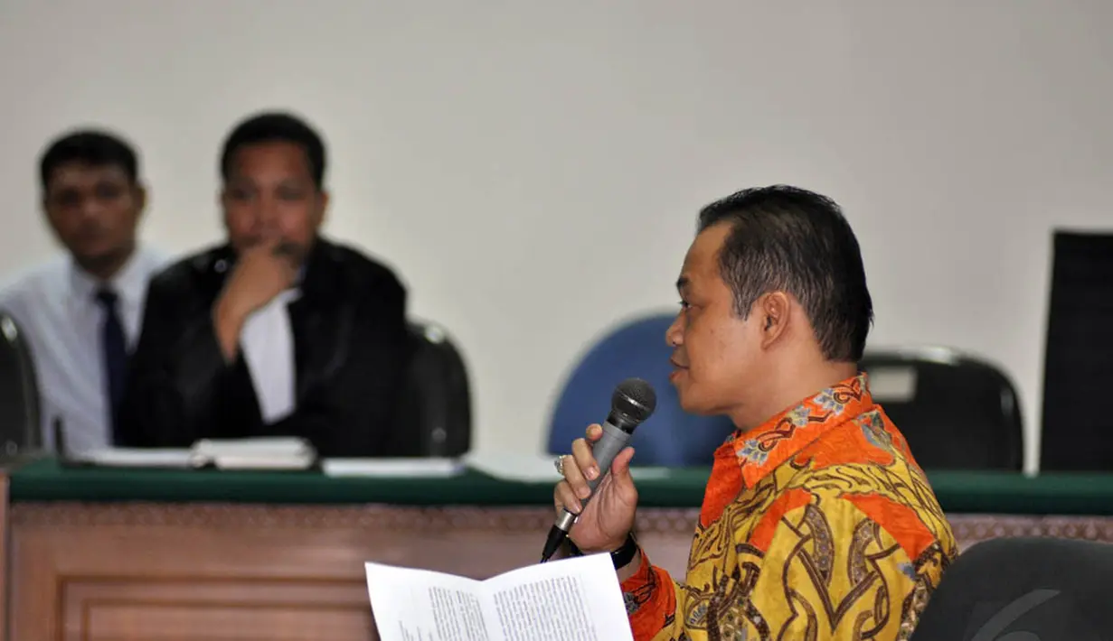 Muhtar Ependy didakwa menghalangi penyidikan perkara tindak pidana korupsi pencucian uang dengan tersangka Akil Mochtar yang ditangani oleh KPK, Jakarta, Kamis (20/11/2014). (Liputan6.com/Miftahul Hayat)