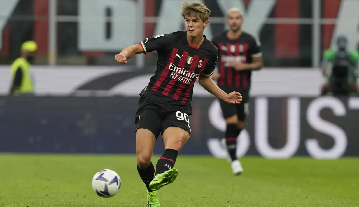 Gelandang AC Milam, Charles De Ketelaere mengoper bola saat bertanding melawan Udinese pada pertandingan Liga Serie A Italia di stadion San Siro, di Milan, Italia, Sabtu (13/8/2022). AC Milan menang atas Udinese 4-2. (AP Photo/Antonio Calanni)