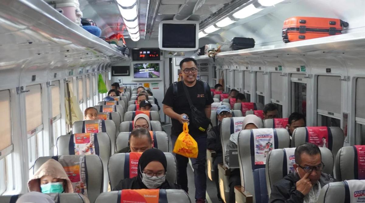 PT Kereta Api Indonesia (Persero) mengoperasikan 20 kereta api (KA) tambahan untuk antisipasi libur panjang Waisak 2024. (Foto:KAI)