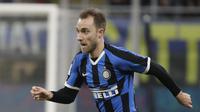 Gelandang Inter Milan, Christian Eriksen menggiring bola saat melawan Fiorentina pada pertandingan perempat final Coppa Italia di stadion San Siro, Italia (29/1/2020). Inter Milan berhasil menekuk Fiorentina dengan skor 2-1 dan sukses melaju ke babak semi final Coppa Italia. (AP Photo/Luca Bruno)