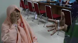 Lebih dari 400 orang penderita katarak  melakukan proses screening untuk operasi katarak yang diadakan Kantor Wilayah Direktorat Jenderal (Ditjen) Pajak Jakarta Barat, Jakarta, Sabtu (28/11/2015). (Liputan6.com/Herman Zakharia)