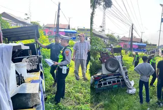 Polisi melakukan olah TKP kecelakaan maut yang menewaskan dua pelajar di Lampung Selatan. (Foto: Istimewa).