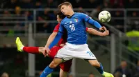 Pemain Portugal, Mario Rui berebut bola udara dengan pemain Italia, Nicolo Barella selama pertandingan UEFA Nations League di Stadion San Siro di Milan (17/11). Italia bermain imbang 0-0 atas Portugal. (AP Photo/Antonio Calanni)