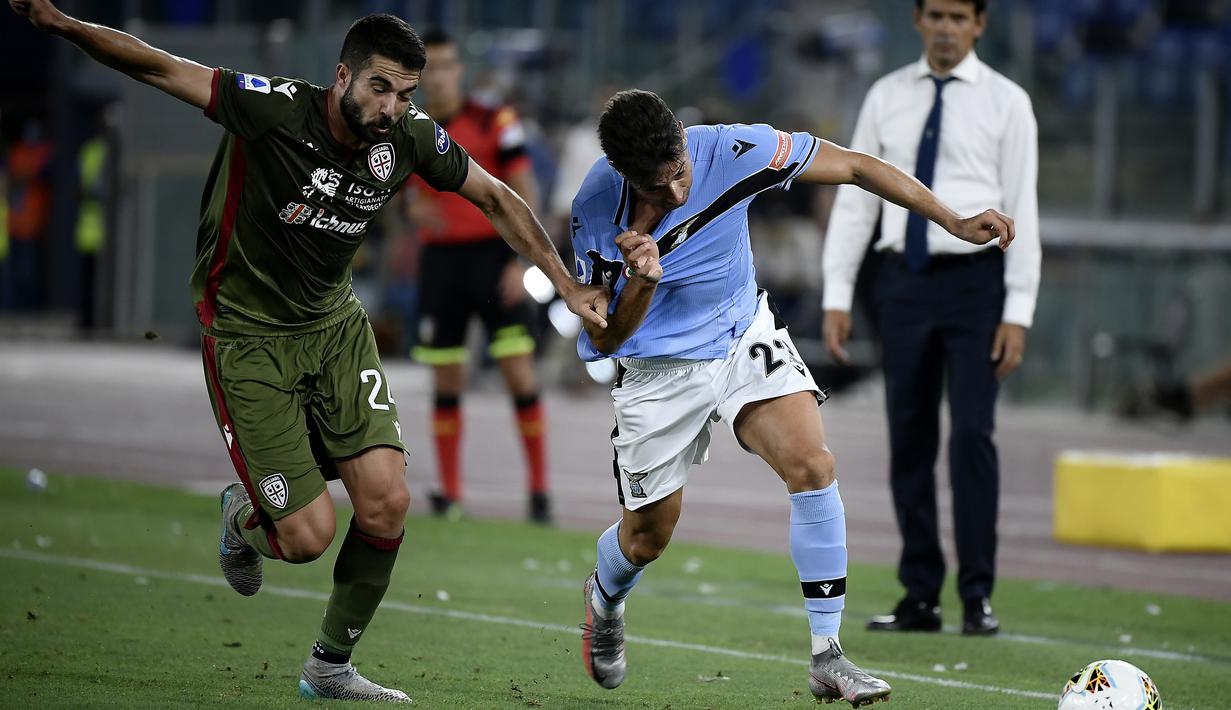 Penyerang Lazio, Jony Rodriguez, berebut bola dengan gelandang Cagliari, Paolo Farago, pada laga lanjutan Serie A pekan ke-35 di Stadio Olimpico, Jumat (24/7/2020) dini hari WIB. Lazio menang 2-1 atas Cagliari.(AFP/Filippo Monteforte)