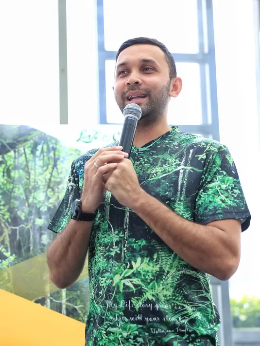 Sebagai seorang ayah, Teuku Zacky tidak mau mengenalkan anaknya pada gadget. Pemeran sinetron Gengsi Gede-Gedean ini memiliki alasan lain, sehingga membatasi anaknya. (Adrian Putra/Bintang.com)