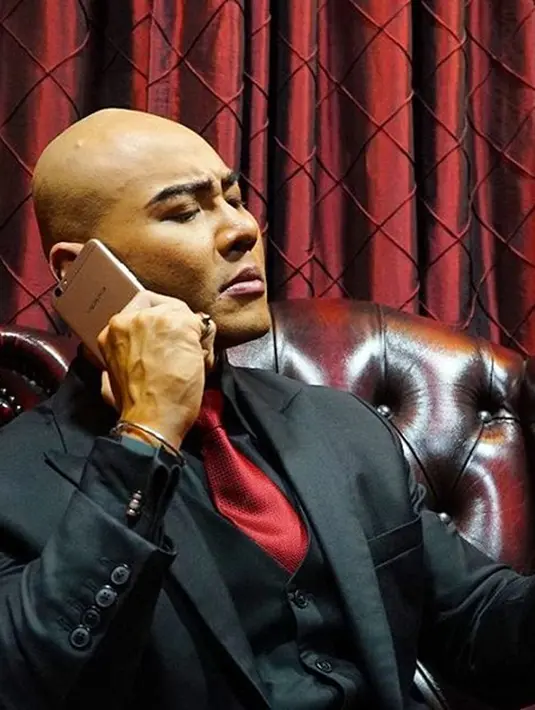 Sebagai seorang presenter, ia sadar bahwa pekerjaannya dalam mewanwancara narasumber memiliki resiko tinggi. Meski tidak sedikit bintang tamu yang di wawancara di acara yang dibawakan. (Instagram/mastercorbuzier)