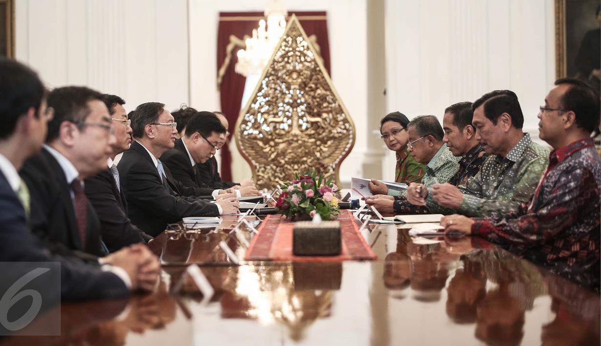 Suasana pertemuan Jokowi didampingi beberapa menteri dengan anggota Dewan Negara China Yang Jiechi bersama rombongan di Istana Merdeka, Jakarta, Senin (9/5). Pertemuan tertutup itu membahas beberapa persoalan perekonomian. (Liputan6.com/Faizal Fanani)