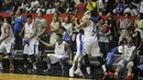 Pemain Satria Muda Britama, Erick Sebayang dan Hardianus saling berpelukan setelah menang atas Pelita Jaya pada laga babak Grand Final Championship Series IndiHome Liga Bola Basket Nasional Indonesia, Jakarta, Minggu (10/5). (Liputan6.com/Herman Zakharia)