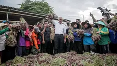 Calon presiden nomor urut 3 Ganjar Pranowo (tengah) mengangkat bawang merah saat bertemu dengan para petani bawang merah di Desa Kertabesuki, Kecamatan Wanasari, Kabupaten Brebes, Provinsi Jawa Tengah, Rabu (10/1/2024). Dalam kunjungannya, Ganjar melakukan diskusi singkat dengan sejumlah perwakilan petani. (Liputan6.com/Faizal Fanani)