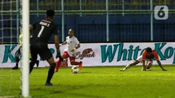 Gelandang Persija Jakarta, Riko Simanjuntak (tengah) berhasil melewati pemain Borneo FC Samarinda dalam pertandingan Penyisihan Grup B Piala Menpora 2021 di Stadion Kanjuruhan, Malang, Sabtu (27/3/2021). Persija menang telak atas Borneo FC Samarinda 4-0. (Bola.com/Ikhwan Yanuar)