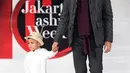 Bukan hal yang mudah mengajak anaknya berjalan berlenggak-lenggok di atas catwalk. Begitu juga dengan Juna. Butuh kesabaran dari orang tuanya merayu agar mau melenggang di catwalk. (Deki Prayoga/Bintang.com)