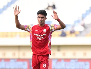 Persis Solo harus puas bermain imbang 2-2 menghadapi PSM Makassar pada matchday kedua Grup A Piala Presiden 2024 di Stadion Si Jalak Harupat, Soreang, Kabupaten Bandung, Senin (22/7/2024). Sempat unggul dua gol terlebih dahulu lewat brace Ramadhan Sananta pada babak pertama, gawang Persis justru dibobol dua kali oleh PSM lewat Yuran Fernandes (58') dan Abdul Rahman (67'). (Bola.com/Abdul Aziz)