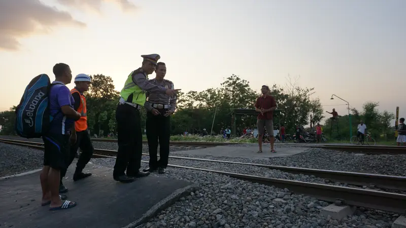 Kereta Tabrak Mobil Polisi