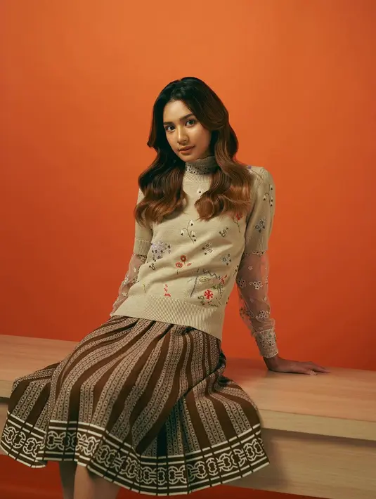 Structured skirt dengan model A-line yang indah membuat pemakainya auto-dewasa dan (Instagram @miktambayong)