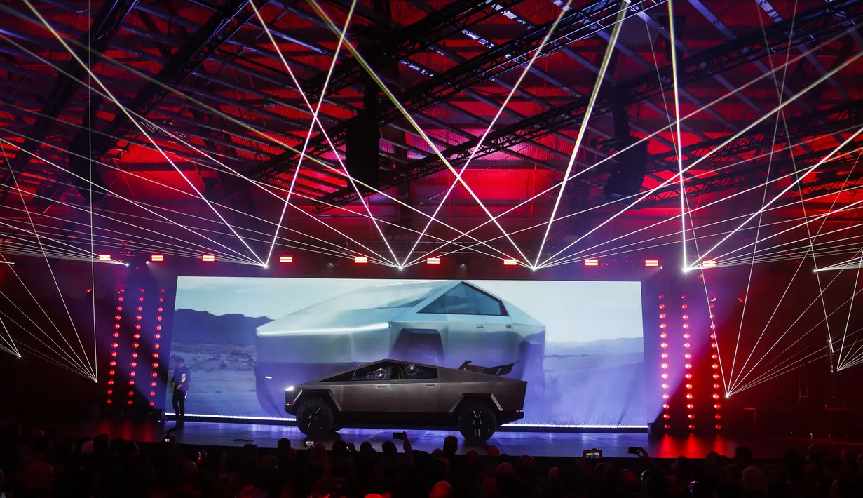 Tesla Cybertruck diperkenalkan di studio desain Tesla di Hawthorne, California (21/11/2019). Tesla menawarkan Cybertruck dengan harga sekitar 50ribu Dollar Amerika atau setara dengan Rp 700 jutaan. (AP Photo/Ringo H.W. Chiu)
