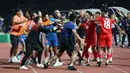 <p>Sejumlah pemain dan official Timnas Indonesia U-22 bersitegang dengan pemain dan official Timnas Thailand U-22 pada laga final sepak bola SEA Games 2023 yang berlangsung di Olympic Stadium, Phnom Penh, Kamboja, Selasa (16/05/2023). (Bola.com/Abul Aziz)</p>