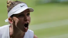 Petenis Rumania Simona Halep berselebrasi usai meraih poin atas petenis Ukraina Elina Svitolina pada babak semifinal Wimbledon 2019 di All England Lawn Tennis Club, Kamis (11/7/2019). Mantan petenis putri nomor satu dunia itu berhasil menuju final untuk pertama kalinya di Wimbledon. (AP/Ben Curtis)
