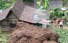 Dua Rumah Warga Rusak Akibat Longsor Situbondo di Lereng Gunung Argopuro