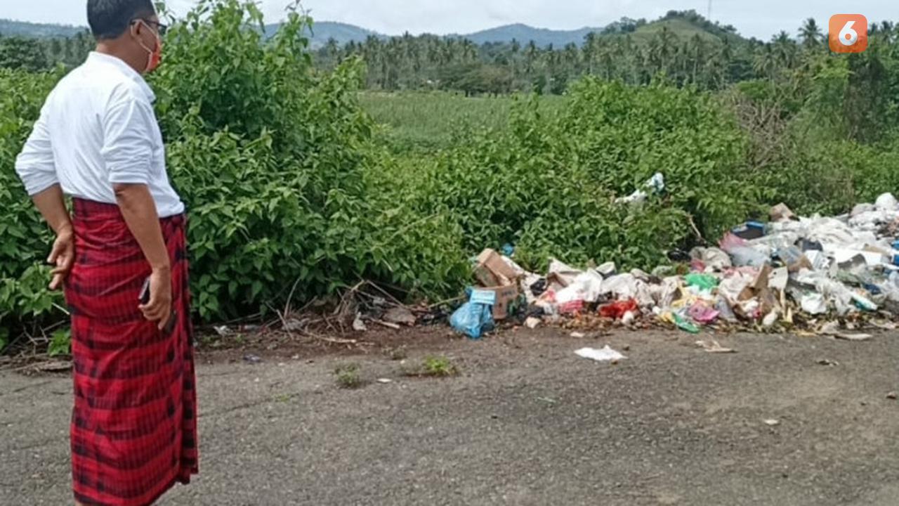 Wakil Bupati Gorontalo Utara (Gorut) Thariq Modanggu saat mendapati ada tumpukan sampah (Liputan6.com/Arfandi Ibrahim)