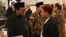 Ketua DPD RI Oesman Sapta Odang berpakaian khas Betawi pada Peringatan Konferensi Asia Afrika (KAA) 2017 di Istana Negara, Jakarta, Selasa (18/4). Pada peringatan KAA ini, jajaran pejabat negara mengenakan busana adat nusantara (Liputan6.com/Angga Yuniar)