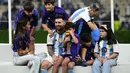 Pemain Argentina, Lionel Messi merayakan kemenangan timnya di Piala Dunia 2022 bersama keluarganya setelah mengalahkan Prancis pada laga final yang berlangsung di Lusail Stadium, Qatar, Minggu (18/12/2022). Albiceleste menang 4-2 atas Prancis di babak penalti. (AP Photo/Manu Fernandez)