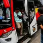 Yulza juga menjelaskan, bus yang beroperasi dipastikan laik. Pihaknya rutin melaksanakan cek kendaraan maupun tes kesehatan sopir yang akan mengemudikan bus sampai H+7 angkutan. (Liputan6.com/Faizal Fanani)