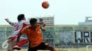 Pesepakbola Persipasi Bandung Raya (PBR) dan Villa 2000 berebut bola saat laga ujicoba di Stadion Lebak Bulus Jakarta, Sabtu (22/8/2015). Uji tanding ini merupakan persiapan PBR menghadapi turnamen Piala Presiden 2015. (Liputan6.com/Helmi Fithriansyah)