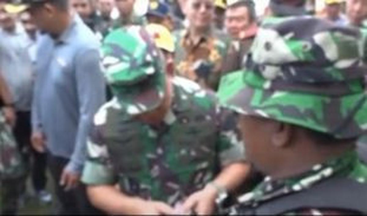 "Memang Babinsa enggak punya uang ya, tapi semangatnya luar biasa. Siap membersihkan sungai walaupun enggak punya duit? Itulah TNI Angkatan Darat,"