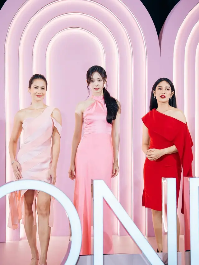 Pevita Pearce dan Tzuyu TWICE (Instagram/pevpearce)