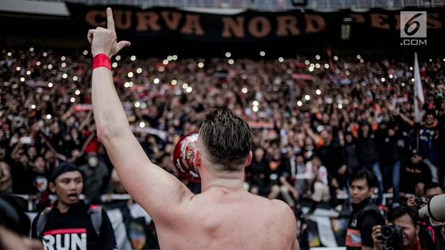 Buka Baju, Marko Simic Sapa The Jakmania Usai Pertandingan