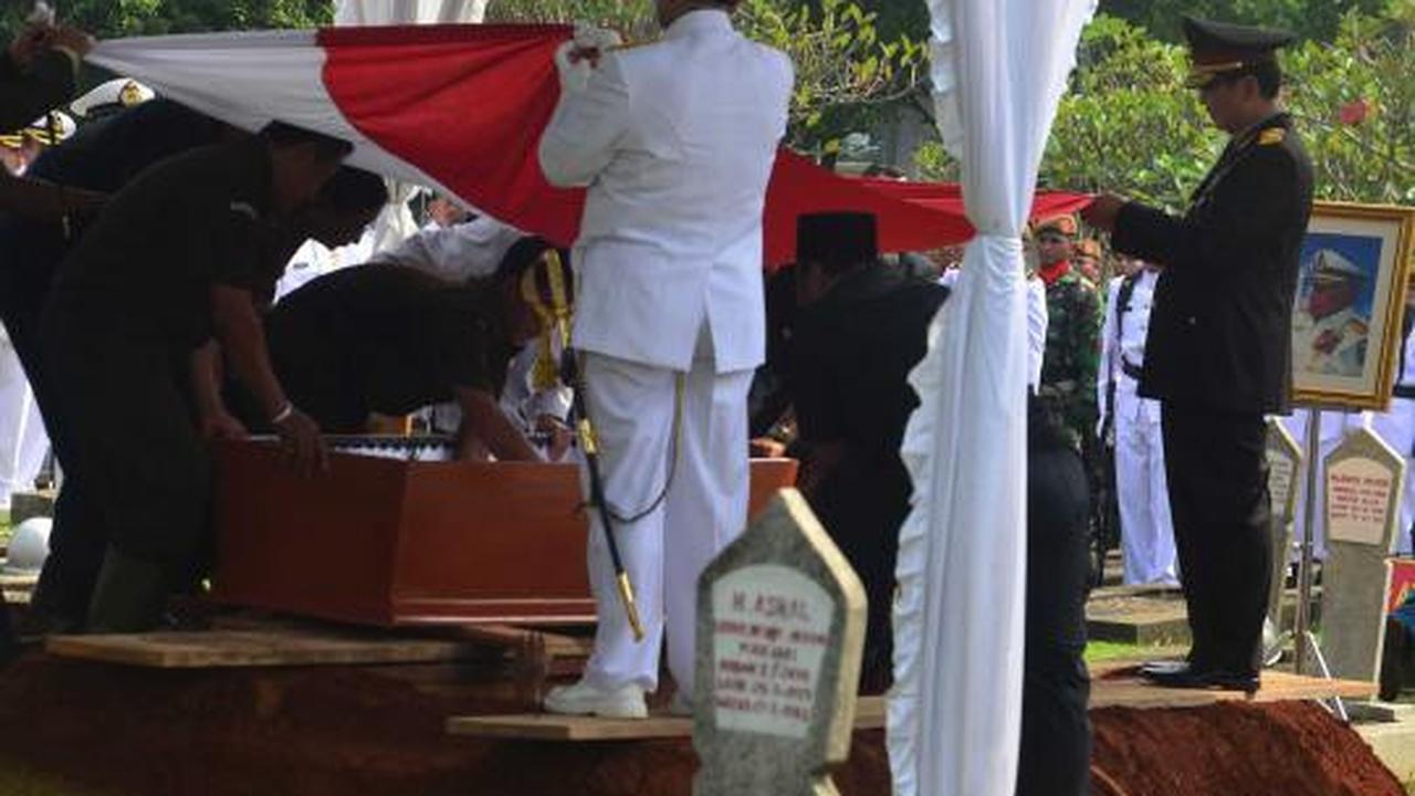 Prosesi pemakaman Laksamana (Purn) Sudomo