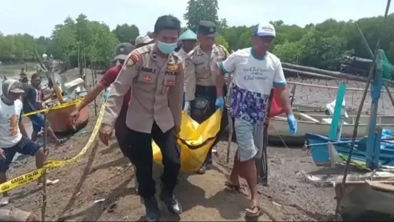 Petugas kepolisian bersama warga mengevakuasi  jenazah AF yang ditemukan di area Pantai Larangan Banyuwangi (Istimewa)