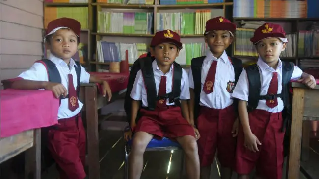 Bantuan alat sekolah dari Presiden Joko Widodo untuk anak-anak SDN 04 Sungkung. (Liputan6.com/Biro Pers Presiden)