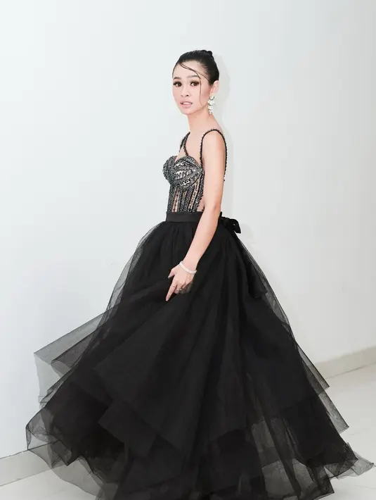 <p>Penampilan manggung Andien yang terbaru sungguh memukau. Andien tampil dengan ballerina gown berwarna hitam yang megah. Foto: Instagram.</p>