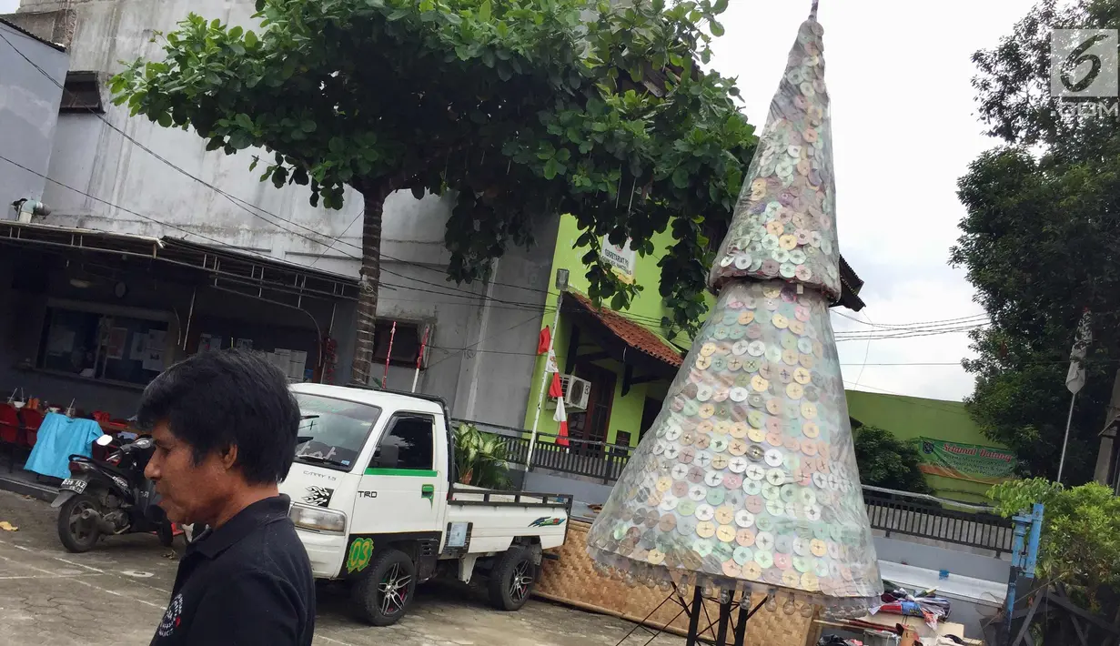 Pohon Natal berbahan dasar keping CD bekas berdiri di depan Gereja Kristen Pasundan Jemaat Depok, Jawa Barat, Selasa (19/12). Pohon Natal setinggi 5,5 meter terbuat dari 1.100 keping CD bekas dan 4.400 hiasan lampu. (Liputan6.com/Immanuel Antonius)