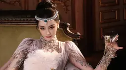 Dilraba Dilmurat Gigit Kupu-kupu di Red Carpet, Gaunnya Bikin Terpukau