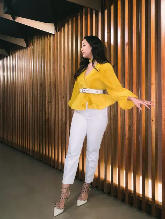 Sherina sempat tampil dengan rambut pendek dalam waktu cukup lama, terutama saat menjadi penyanyi. (Instagram @sherinasinna)