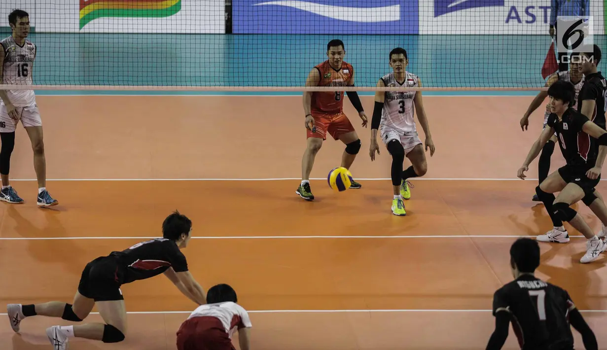 Suasana pertandingan Timnas voli putra Indonesia melawan timnas Jepang dalam babak kualifikasi bola voli 18th Asian Games Invitation Tournament di Tennis Indoor Senayan, Jakarta, Senin (12/2). Indonesia menang dengan skor 3-2. (Liputan6.com/Faizal Fanani)