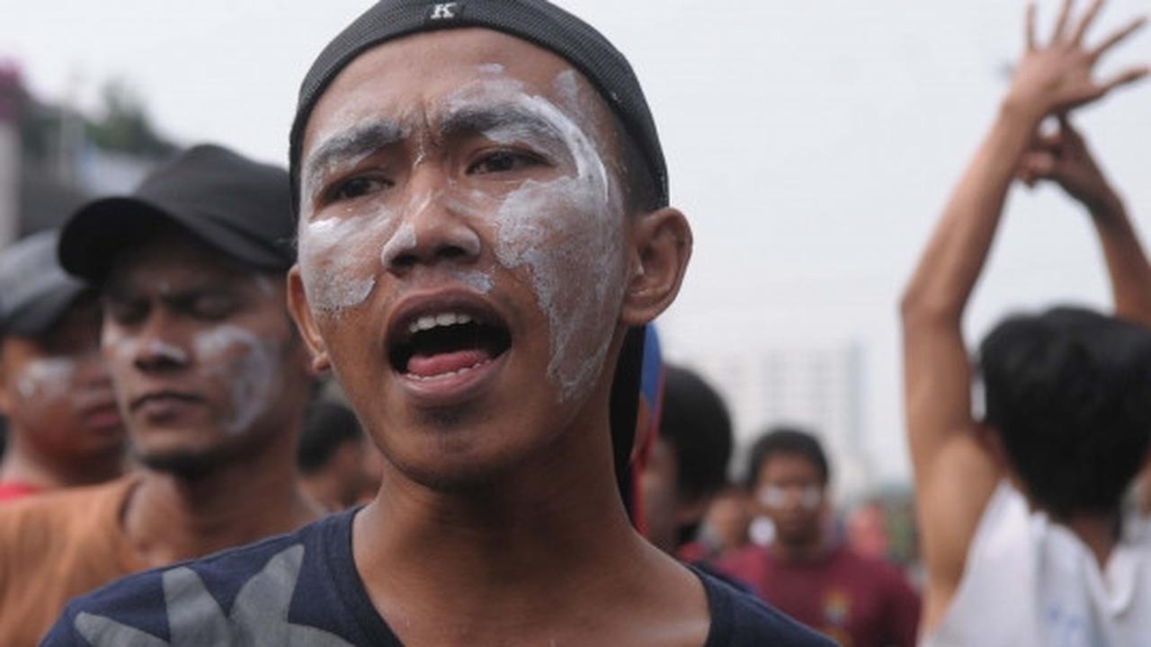 Tolak penggusuran, ratusan warga Kampung Pulo hadang Satpol PP