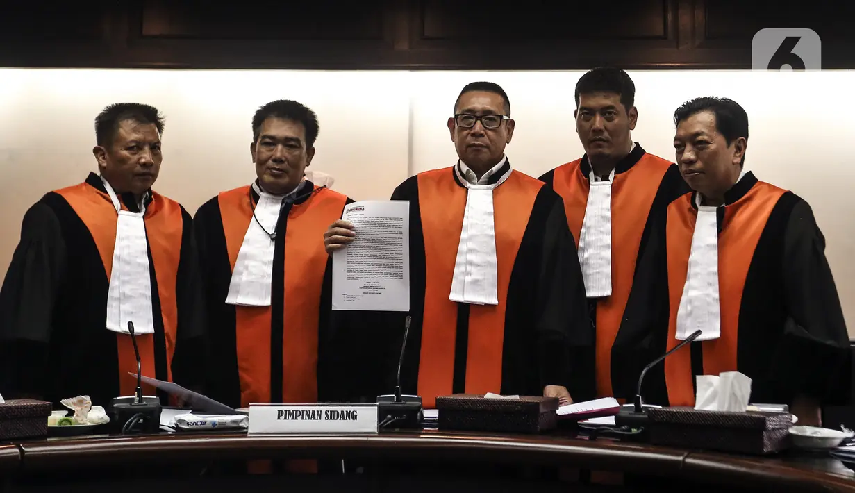 Wakil Ketua Mahkamah Partai DPP Gerindra Wihadi Wiyanto (tengah) bersama pimpinan majelis menunjukkan dokumen saat rapat pemecatan Mohamad Taufik sebagai kader Partai Gerindra di DPP Gerindra, Ragunan, Jakarta Selatan, Selasa (7/6/2022). Gerindra memecat Taufik karena dinilai menyalahi kesepakatan sidang pada Februari lalu, tidak loyal, dan kerap bermanuver di luar jalur kebijakan partai. (Liputan6.com/Johan Tallo)