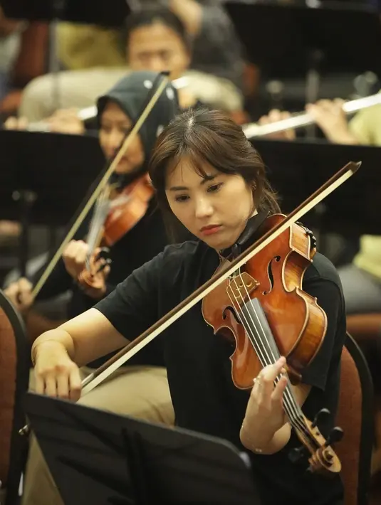 Avip Priatna latihan untuk Konser Love God and My Home Kamis (3/10/2019). (Bambang E Ros/Fimela.com)