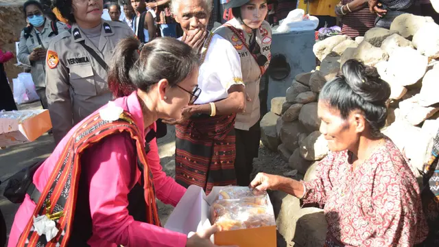 Ketua Umum Bhayangkari Juliati Sigit Prabowo melakukan kunjungan kerja di Pelabuhan Kerica Palue, Nusa Tenggara Timur (NTT).