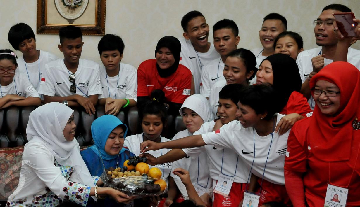 Menteri Sosial, Khofifah Indar Parawansa bertemu atlet khusus tuna grahita (Special Olympics Indonesia/SOIna) saat melakukan Open House Lebaran di rumahnya di kawasan Widya Chandra, Jakarta, Jumat (17/7/2015). (Liputan6.com/Johan Tallo)